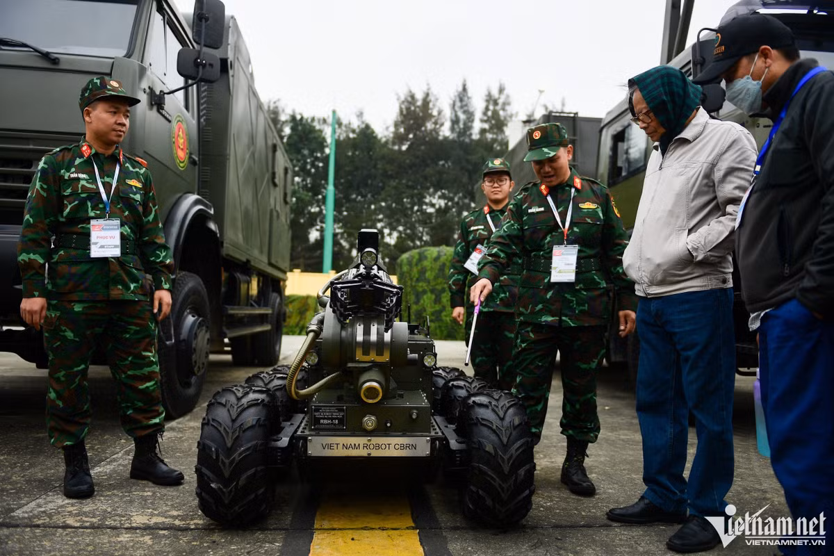 Robot trinh sát của Binh chủng Hóa học có nhiệm vụ thăm dò, phát hiện phóng xạ, chất độc hóa học, trọng lượng 525kg, khả năng vượt dốc 32,5 độ, khả năng gắp vật mẫu nặng 8,5kg.