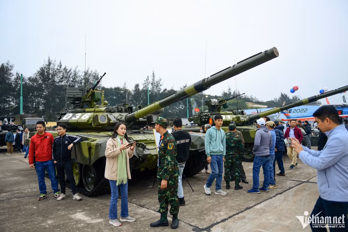 Xe tăng T-90SK được gọi với cái tên “cú đấm thép” là một trong những vũ khí hiện đại được giới thiệu tại triển lãm thu hút người dân tham quan, chụp ảnh.