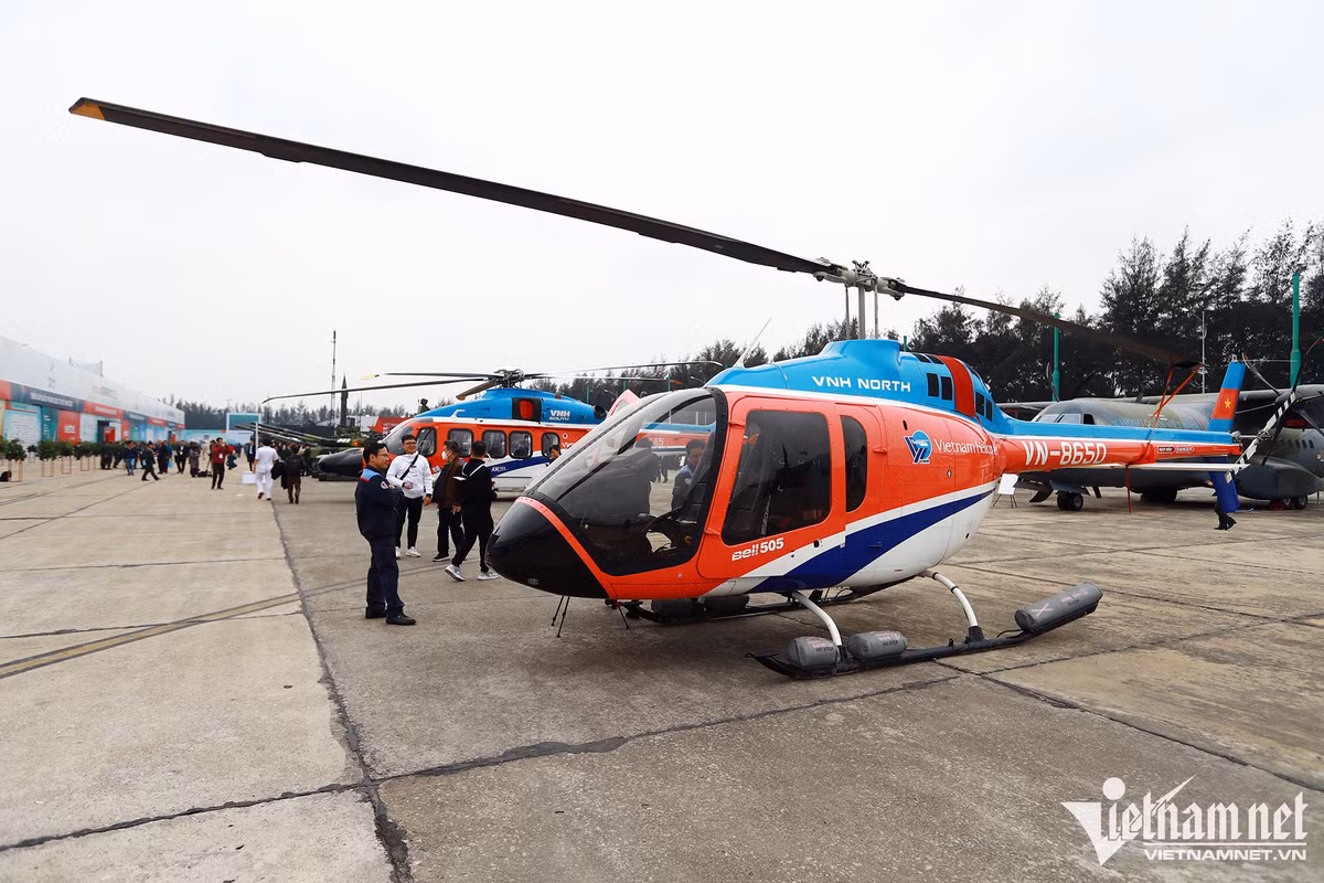Bell 505 Bell 505 là loại trực thăng một động cơ hạng nhẹ dùng trong dân sự, nhưng nó cũng có thể hoán đổi để trở thành trực thăng huấn luyện nhảy dù hoặc đổ bộ lực lượng đặc nhiệm khi cần thiết. Bell 505 Jet Range X đạt tầm bay tối đa 644km, trần bay tối đa 5672m và tốc độ tối đa 232km/h. Chiếc trực thăng có chiều dài thân 10,53m, rộng 1,52m, cao 3,25m. Chiều dài cánh quạt nâng là 11,28m và trục rotor cho độ nghiêng tối đa 3,5 độ trong khi cánh quạt đuôi có chiều dài 1,65m.
