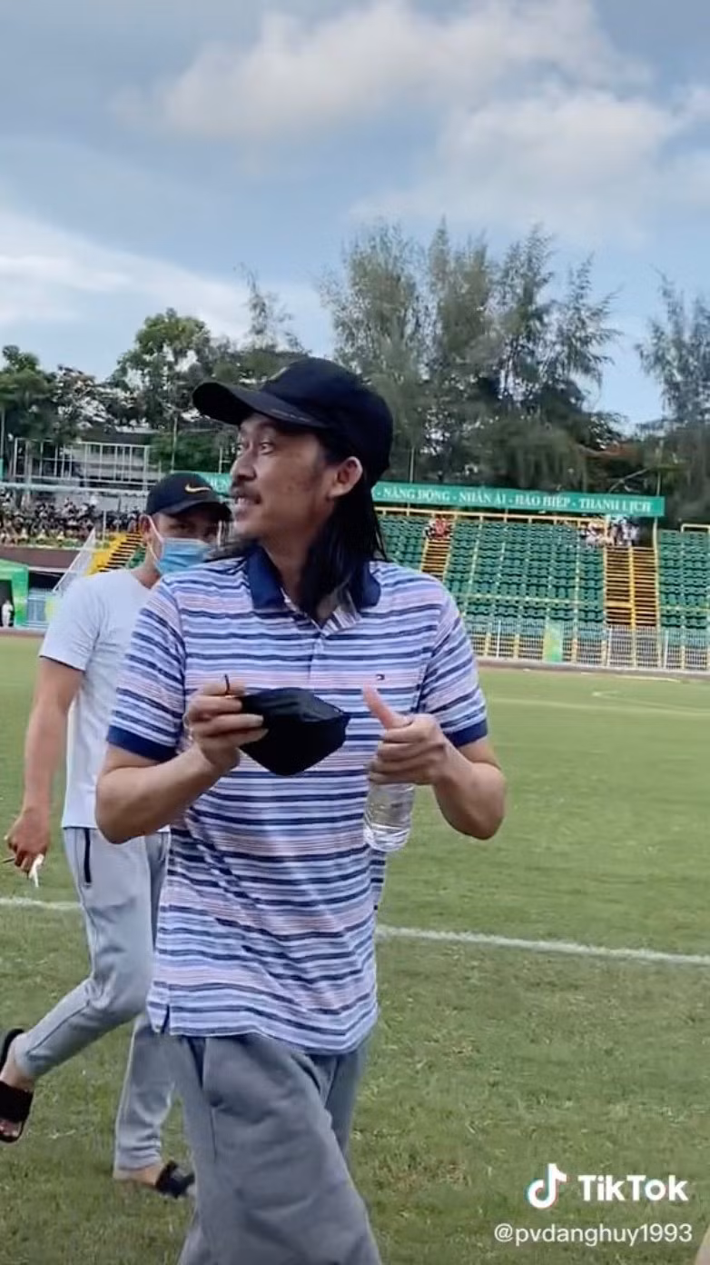 Xôn xao khoảnh khắc Hoài Linh ngồi co hai chân lên ghế ăn cơm hộp - Hình 3 Xon xao khoanh khac Hoai Linh ngoi co hai chan len ghe an com hop-Hinh-3