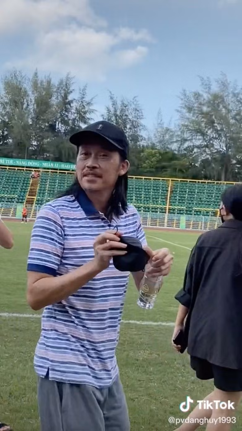 Xôn xao khoảnh khắc Hoài Linh ngồi co hai chân lên ghế ăn cơm hộp - Hình 4 Xon xao khoanh khac Hoai Linh ngoi co hai chan len ghe an com hop-Hinh-4