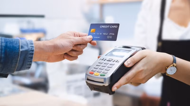 Món đồ chi trả bằng thẻ tín dụng. Thanh toán bằng thẻ tín dụng có nghĩa là bạn sẽ bị tính lãi suất hàng tháng và nó cũng sẽ không hề rẻ. Nhiều loại thẻ tín dụng có mức lãi suất từ 25% trở lên.