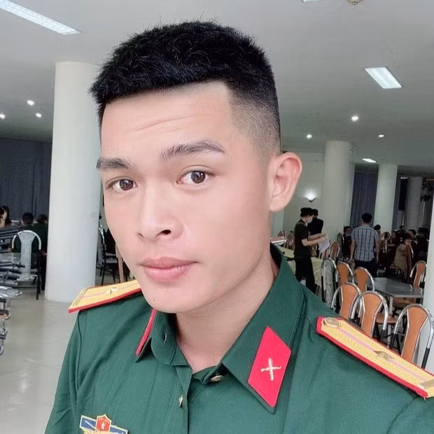 Theo chia sẻ của bà Nguyễn Thị Đoàn, mẹ của Trọng, anh đã lên kế hoạch cho màn cầu hôn này từ lâu và quyết tâm giành HCV SEA Games để thực hiện màn trao nhẫn. Ảnh: FBNV. Nhà vô địch SEA Games cầu hôn bạn gái sau khi nhận HCV Nguyễn Tiến Trọng gây bất ngờ khi cầu hôn nữ vận động viên Nguyễn Thị Phương Trinh, sau buổi lễ trao huy chương tối 15/5 tại sân Mỹ Đình. 22:37 15/5/2022
