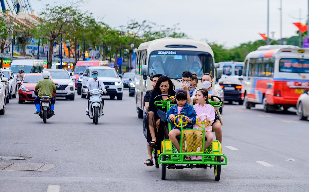 Chị Phương (28 tuổi), Thanh Hóa thuê xe đạp để đi vòng quanh khu du lịch nhưng gặp cảnh tắc đường. Di chuyển được một lúc, chị cùng gia đình quay về khách sạn.