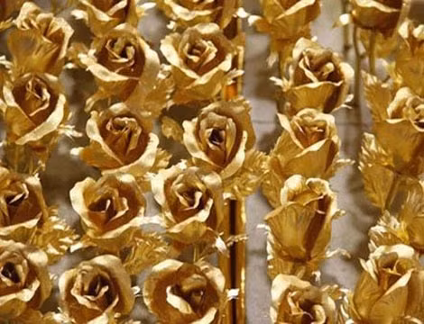 Hoa hồng dát vàng “đắt hàng” dịp Valentine 2013 Hoa hong dat vang “dat hang” dip Valentine 2013