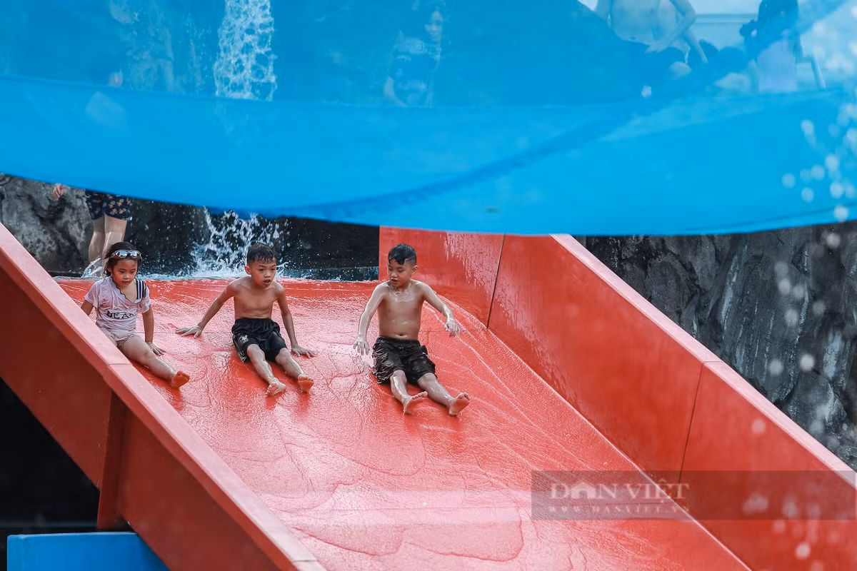 Các bạn trẻ thích thú với trải nghiệm tại cầu trượt nước.