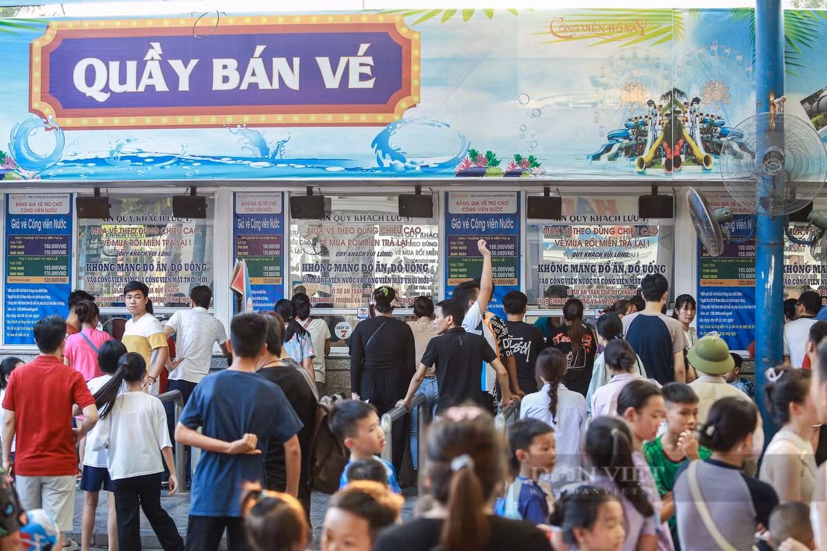 Khu vực bán vé đông nghịt người, đặc biệt vào lúc 17h chiều, khi giá vé chỉ còn một nửa. Tuy nhiên phải xếp hàng mất 15 - 20 phút mới đến lượt.