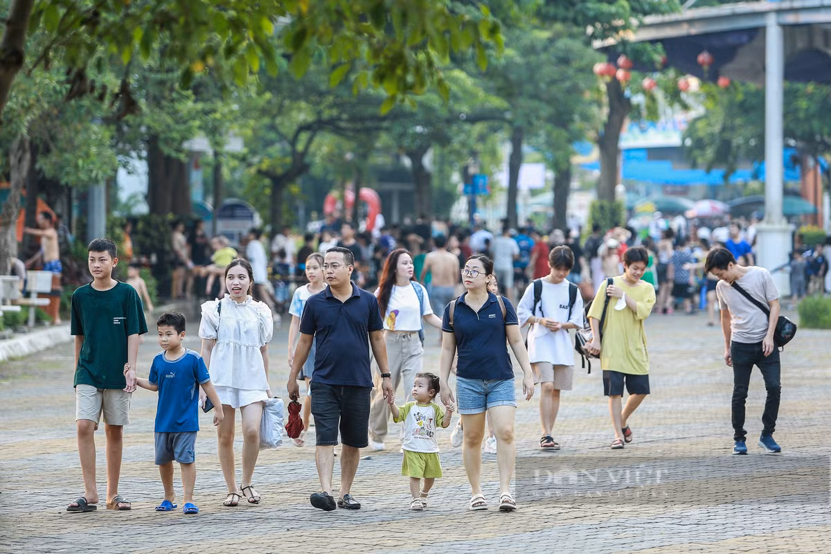 Thời tiết tại Hà Nội dịp nghỉ lễ có phần nắng nóng, nhiệt độ lên đến 34 độ C nên nhiều người đã lựa chọn công viên nước hồ Tây để vui chơi.