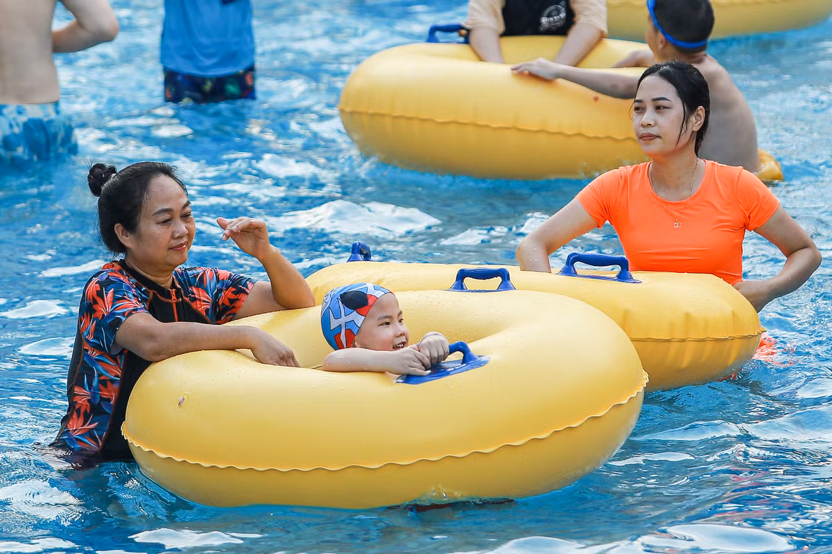 Chị Ngọc Hà (quận Tây Hồ) cùng con trai đến công viên nước chơi ngày 2/9. "Dịp nghỉ lễ này tôi chủ yếu dành thời gian cho các con và người thân, hôm nay ngày đầu tiên nghỉ lễ tôi tranh thủ dẫn các con đi giải trí", chị Hà cho biết.