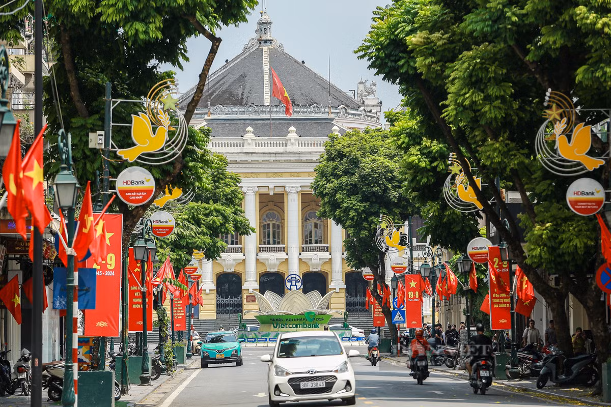 Tại Hà Nội: Những ngày gần đây, Thủ đô như được khoác lên mình chiếc áo mới, ngập tràn cờ đỏ sao vàng. Từ các tuyến phố lớn cho tới ngõ nhỏ, cờ Tổ quốc tung bay phấp phới, trở thành nét đẹp văn hoá, thể hiện niềm tự hào dân tộc của mỗi người dân Việt Nam. Ảnh: Khổng Chí.
