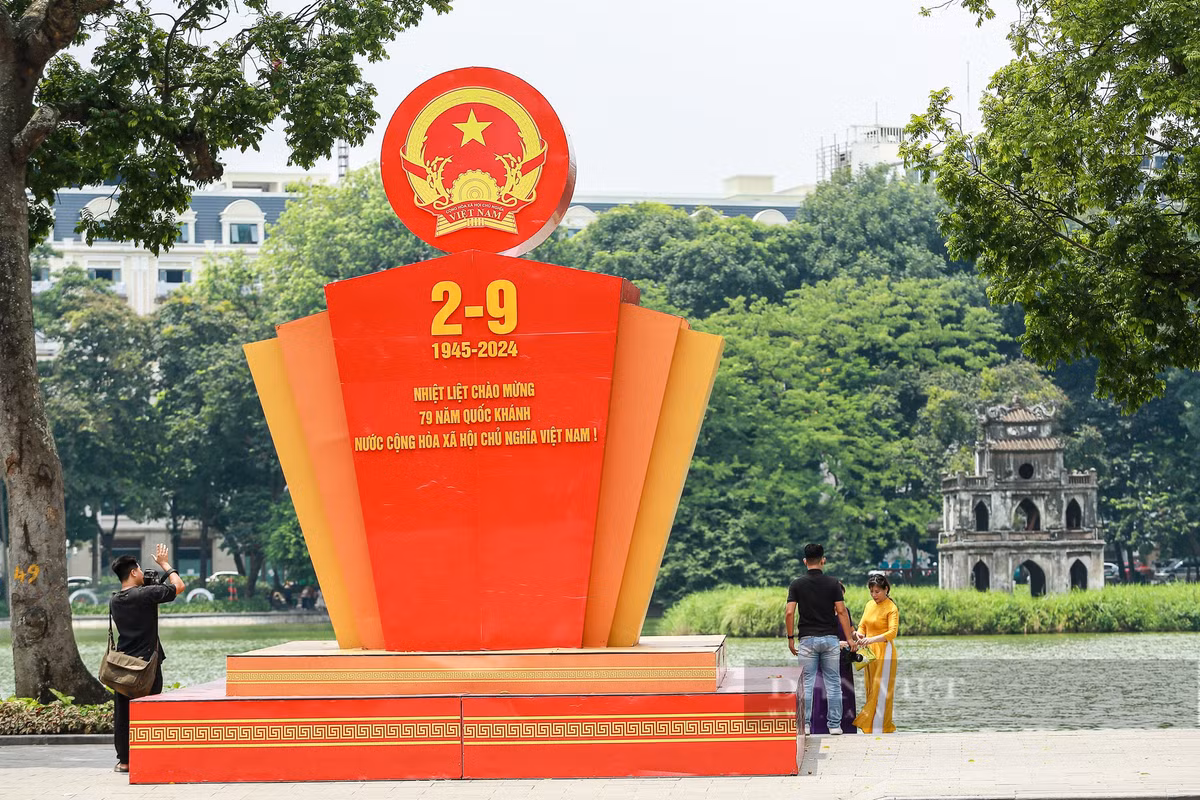 Biểu tượng Quốc huy đặt tại khu vực hồ Hoàn Kiếm. Ảnh: Khổng Chí.