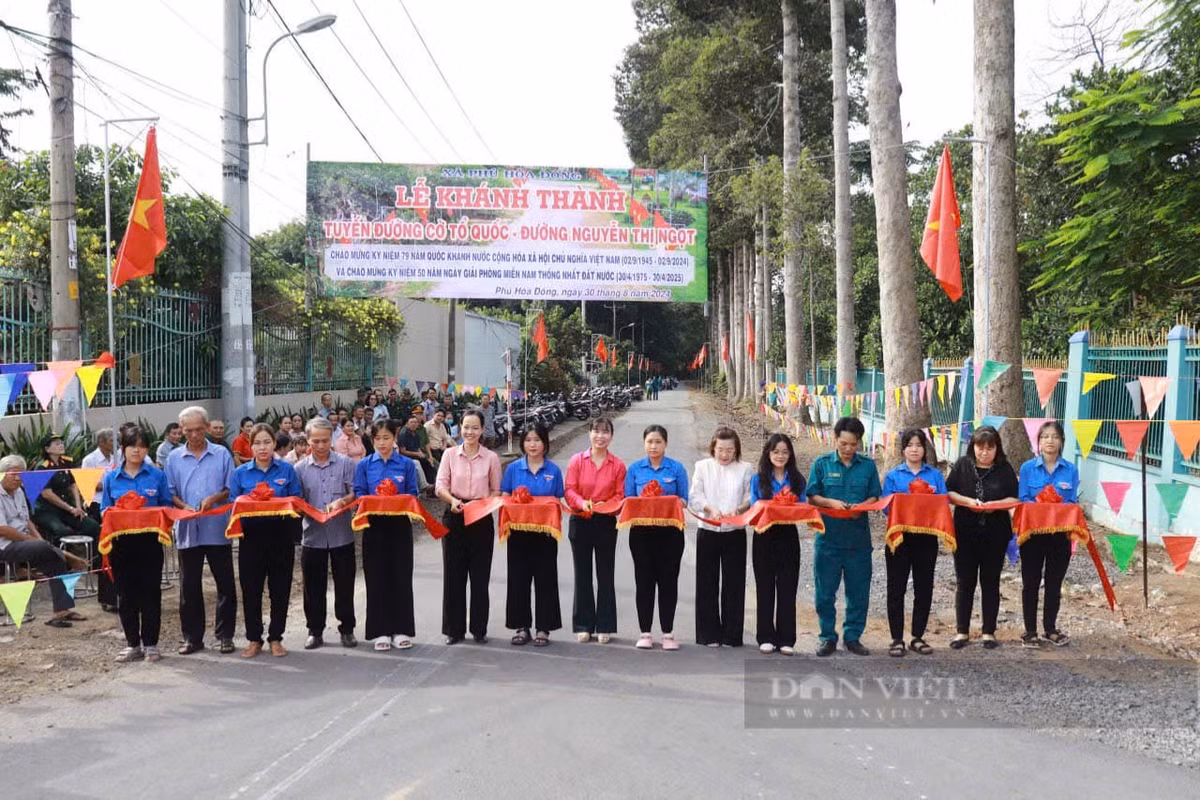 Không chỉ ở nội thành, khu vực ngoại thành TP.Hồ Chí Minh cũng tràn ngập không khí chào mừng Quốc khánh 2/9. Trong ảnh, khánh thành đường cờ tổ quốc tại đường Trần Thị Kiều (xã Phú Hòa Đông, huyện Củ Chi) nhân dịp ngày Quốc khánh 2/9 năm nay. Ảnh: Quang Sung.