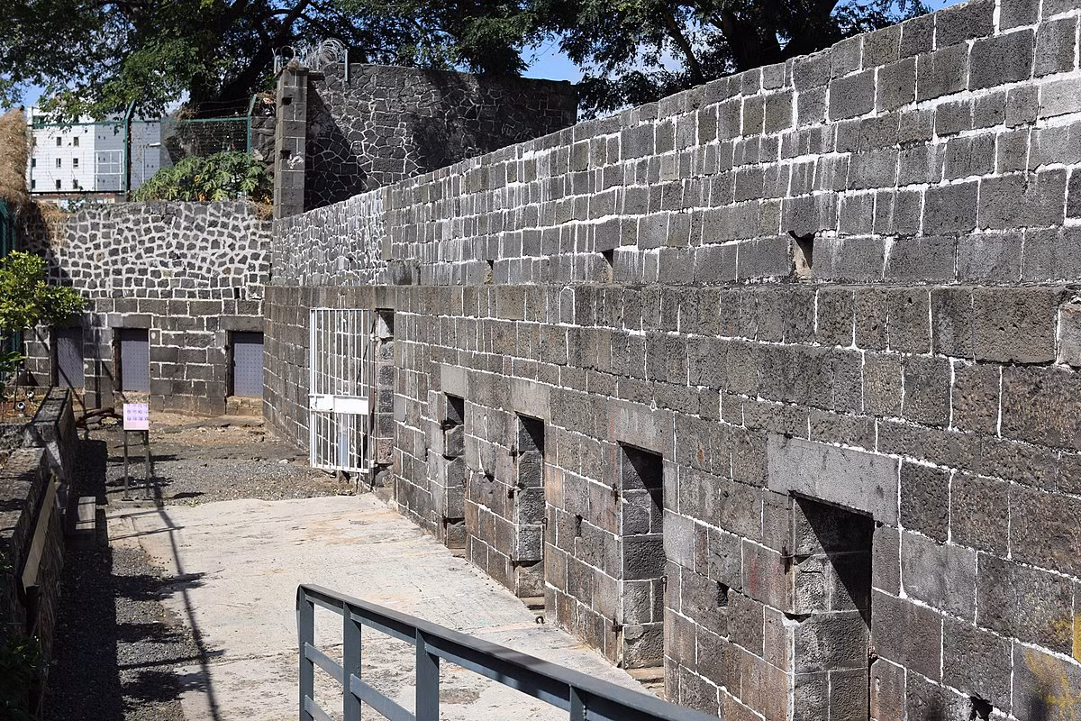Tất cả các công trình ở Aapravasi Ghat đều được xây dựng rất kiên cố bằng đá và vôi vữa, có khả năng chống chịu những trận bão lớn. Ảnh: Wikipedia.