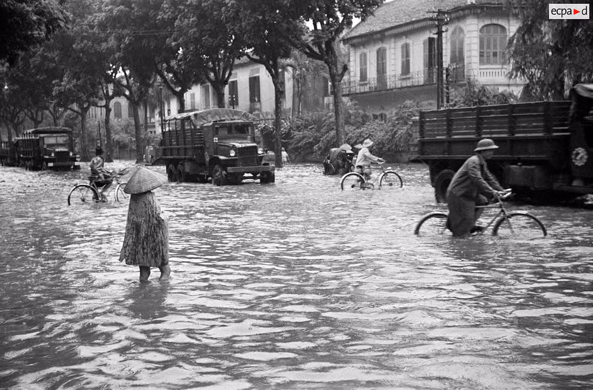 Vào ngày này, Hà Nội đã hứng chịu một trận mưa như trút nước kéo dài nhiều giờ. Hệ thống thoát nước của nhiều tuyến phố quá tải, dẫn đến tình trạng ngập lụt trên diện rộng. Ảnh: Aubin/ECPAD/Défense.