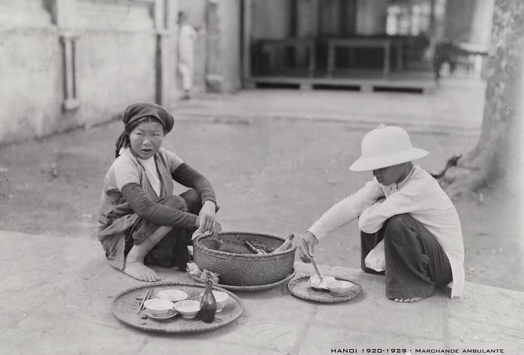 Cô gái bán bánh cuốn rong ở Hà Nội thập niên 1920. Ảnh tư liệu.