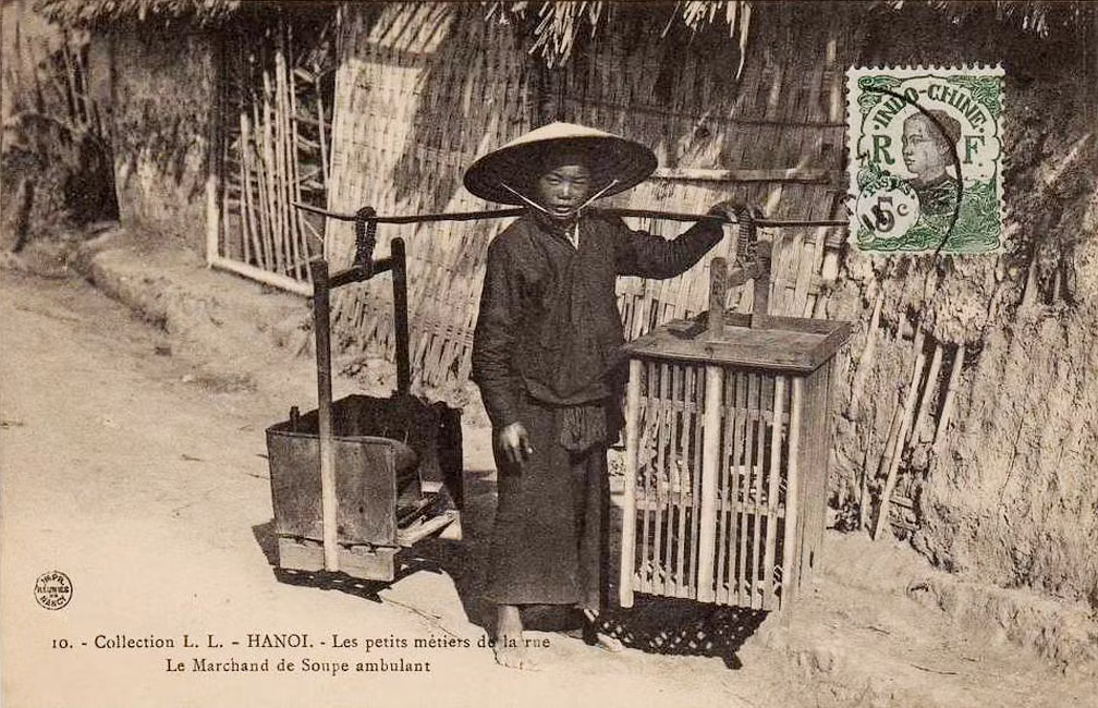 Những gánh phở rong như thế này từng rất phố biển ở Hà Nội một thế kỷ trước. Ảnh tư liệu.