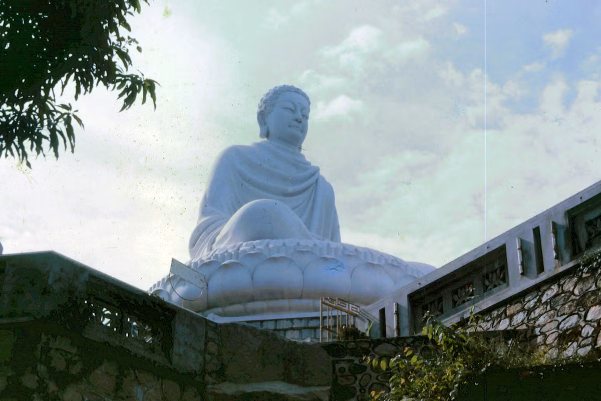 Pho tượng Phật lớn của Thích Ca Phật Đài, tọa lạc trên núi Lớn. Ảnh: Morescans.