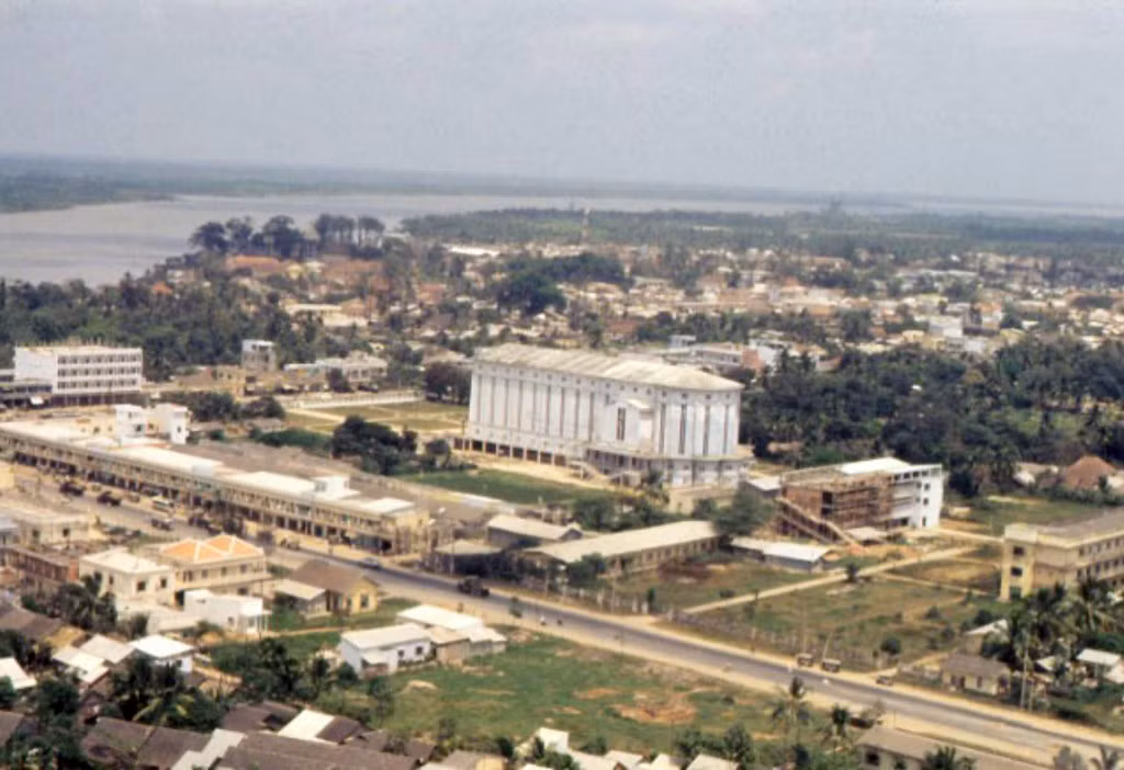 Nhà thờ chính tòa Vĩnh Long năm 1967-1970 nhìn từ máy bay. Ảnh: McRae gallery.