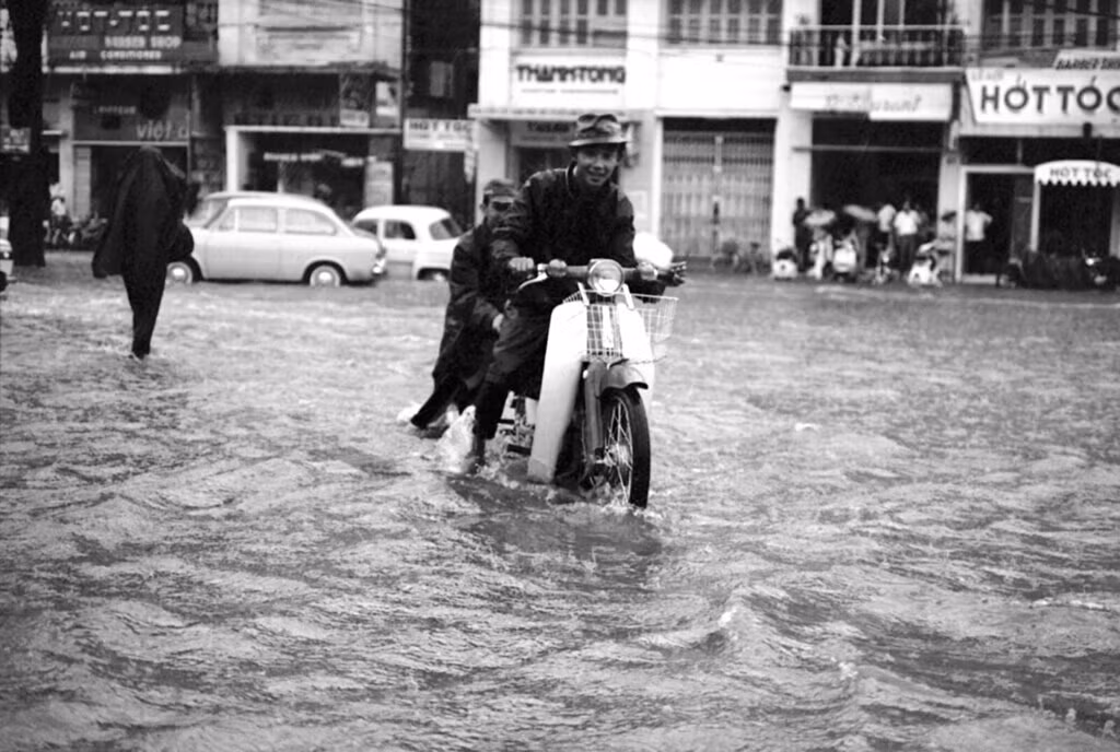 Chàng trai vượt biển nước trên đại lộ Lê Lợi. Ảnh: Eddie Adams.