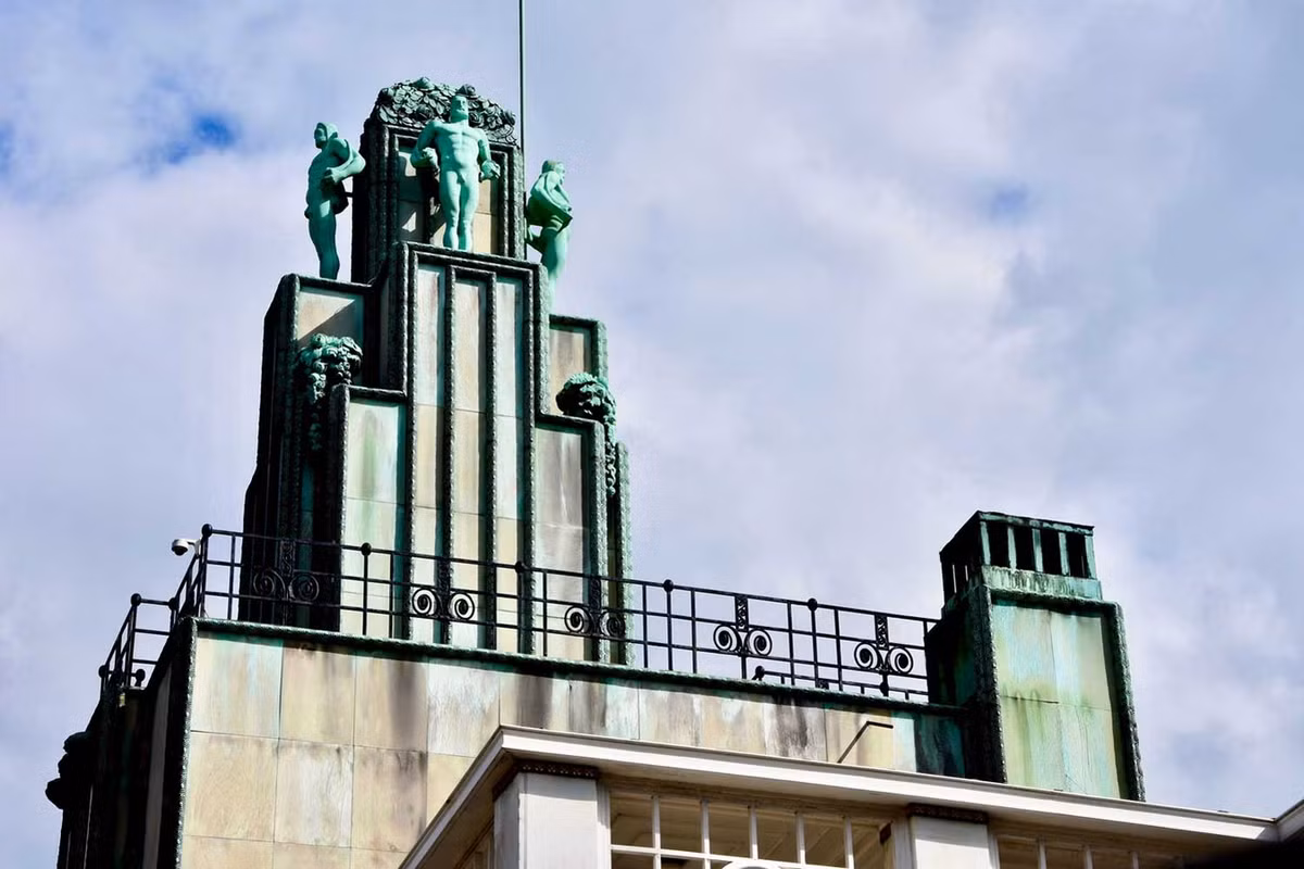 Tòa nhà do ông thiết kế có sự kết hợp nhiều phong cách nghệ thuật khác nhau, mà trong đó phong cách Vienna và Art Nouveau được thể hiện rõ rệt nhất. Ảnh: Admirable Facades.