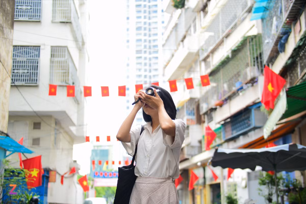 Thời tiết TP.HCM ngày đầu dịp lễ 2/9 trời nhiều mây, thi thoảng có những cơn mưa rào nhưng vẫn không cản bước các bạn trẻ ra đường tận hưởng không khí yên bình.