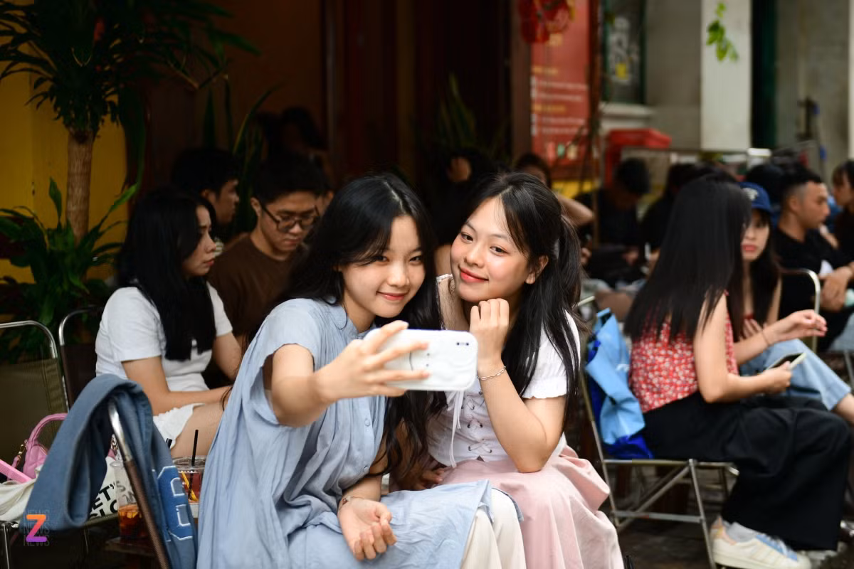 Đến đây từ 7h30, Thu Thuỷ (phải, sống tại Bình Dương) cho biết: "Tôi thấy concept của quán khá hợp với không khí mùa lễ nên quyết định đến đây trải nghiệm. Sáng sớm cùng bạn bè ngồi uống cà phê, thưởng thức xôi xéo, ngắm nhìn những lá cờ nhỏ tung bay rực rỡ mang đến cho tôi cảm giác thư thái, bình yên giữa lòng thành phố", Thủy chia sẻ.