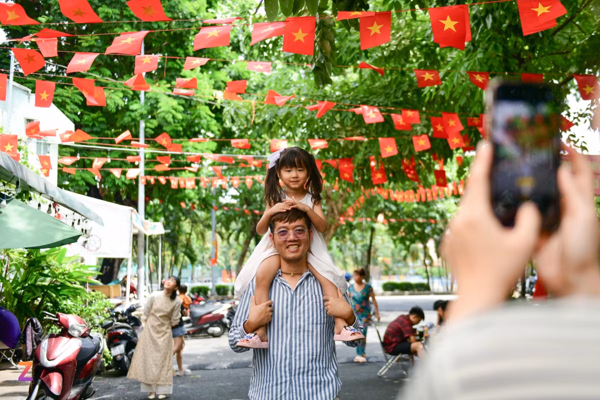 Sáng 31/8, các địa điểm rợp sắc cờ hoa thu hút nhiều gia đình và các bạn trẻ tìm đến tham quan, chụp ảnh trong ngày đầu kỳ nghỉ lễ.