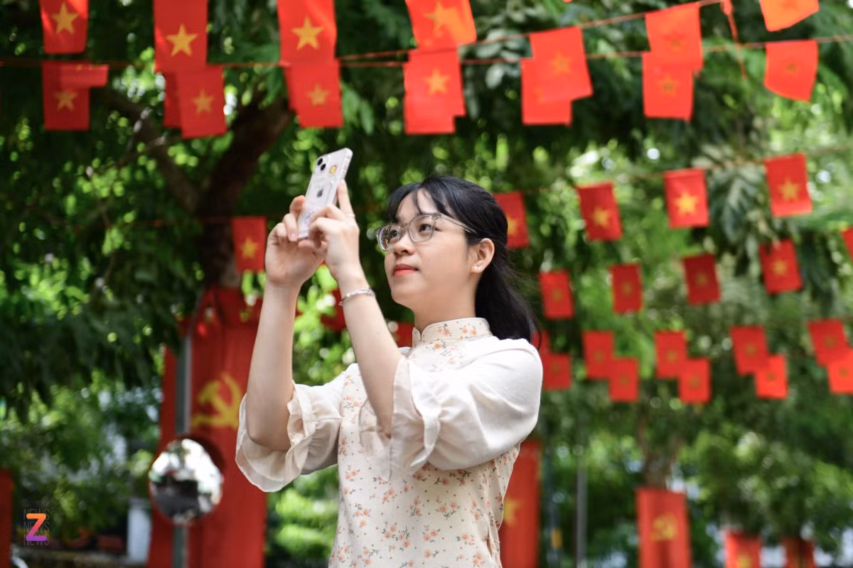Ánh Nguyệt (ngụ quận Tân Bình) cho biết để tránh đông đúc, cô đã đi du lịch Phan Thiết sớm hơn ngày nghỉ chính thức một tuần. "Những ngày nghỉ lễ, TP.HCM trở nên yên bình, tĩnh lặng. Chọn áo dài làm trang phục dạo phố giữa những ngày trời rợp cờ hoa mang đến cho tôi cảm giác tự hào, hân hoan khó tả", Nguyệt chia sẻ với Tri Thức - Znews.
