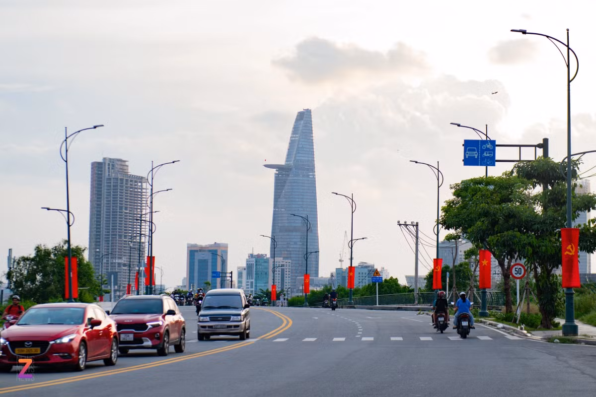 Để chào đón ngày Quốc khánh Việt Nam 2/9, nhiều tuyến đường, con hẻm và các khu dân cư tại TP.HCM bắt đầu treo cờ đỏ sao vàng và cờ Đảng tạo nên không khí nhộn nhịp đầy phấn khởi.