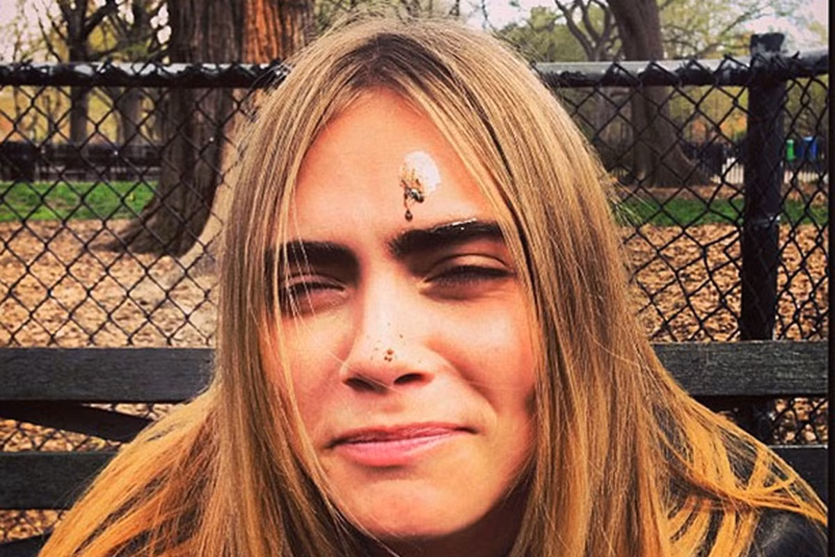 Cara Delevingne nổi tiếng nhờ gu ăn mặc và phong cách cực kỳ mạnh mẽ, hóm hỉnh. Cô có biệt tài làm xấu mọi lúc mọi nơi một cách vô tư không "kiêng nể" nên mọi người đều nghĩ rằng cô luôn mạnh mẽ, lạc quan.