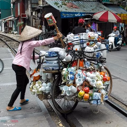 Trở hàng quá tải vượt qua đường ray tàu hỏa.