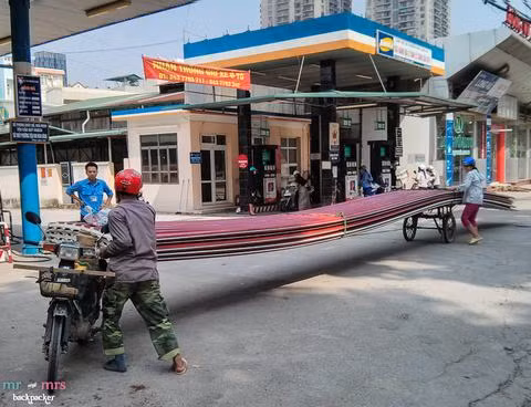 Thậm chí cả những vật liệu công trình kích cỡ lớn như thế này cũng chỉ cần tới hai người vận chuyển.