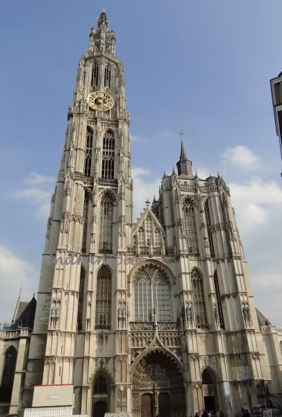 8. Nhà thờ Antwerp: Nhà thờ được biết đến như nhà thờ Đức Bà và là công trình kiến trúc Thiên chúa giáo Roman nằm ở Antwerp, Bỉ. Đây cũng là một trong những công trình kiến trúc Gothic nổi bật được xây dựng bắt đầu vào năm 1352 tới năm 1521, tuy nhiên nó vẫn chưa được hoàn thành. Nhà thờ Antwerp có nhiều tác phẩm của Peter Paul Rubens cũng như những họa sĩ như Otto van Veen, Jacob de Backer và Marten de Vos. Nhiều người không biết rằng nhà thờ bị tàn phá do chiến tranh vào năm 1533, nên nó vĩnh viễn không được hoàn thành.
