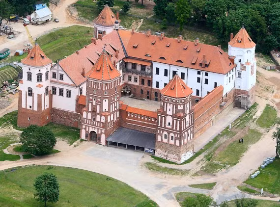9. Lâu đài Mir: Lâu đài là bản mẫu ngoạn mục của kiến trúc Gothic ở thế kỉ 16 nằm trong khu vực Grodno và là một trong những điểm đến thu hút khách du lịch của Belarus. Vua Duke Llinich đã cho khởi công xây dựng kiến trúc này từ đầu những năm 1500. Tuy nhiên phong cách Gothic chỉ có hoàn toàn trong phần nghệ thuật của lâu đài. Sau này, lâu đài được hoàn thành bởi Mikolay Radziwil - người chủ thứ 2. Do lâu đài Mir bị phá hủy trong suốt cuộc chiến Napoleon nên Mikolay Radziwil, sau khi mua lại tòa lâu đài phải bắt tay vào phục hồi trước khi truyền lại cho con ông tiếp tục sửa chữa. Gia đình ông tiếp tục sở hữu lâu đài Mir đến năm 1939.