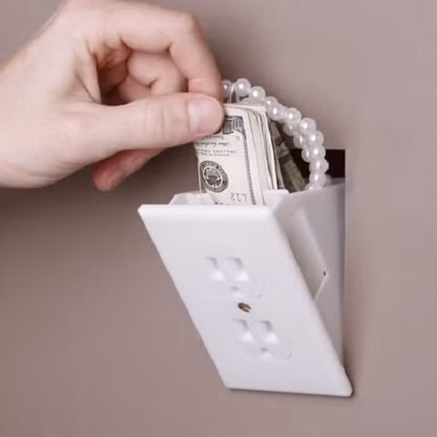 Chẳng kẻ trộm nào có thể ngờ trong chiếc ổ cắm này lại là cả 1 gia tài!