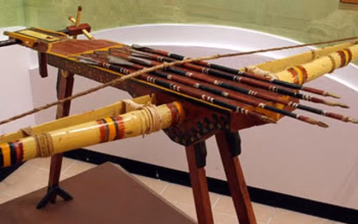Vào năm Tân Mão (210 trước Công nguyên), Triệu Đà phát binh xâm lược Âu Lạc. Khi ấy, tướng Cao Lỗ là người tổng chỉ huy toàn bộ quân đội Âu Lạc. Ông bố trí quân đội, trong đó có đội quân cung nỏ lợi hại ở những nơi hiểm yếu bảo vệ kinh thành Cổ Loa. Không chỉ là người tổng chỉ huy toàn bộ quân đội Âu Lạc, Cao Lỗ còn làm được nỏ thần với sức mạnh mỗi lần bắn ra cả trăm mũi tên, bách phát bách trúng.