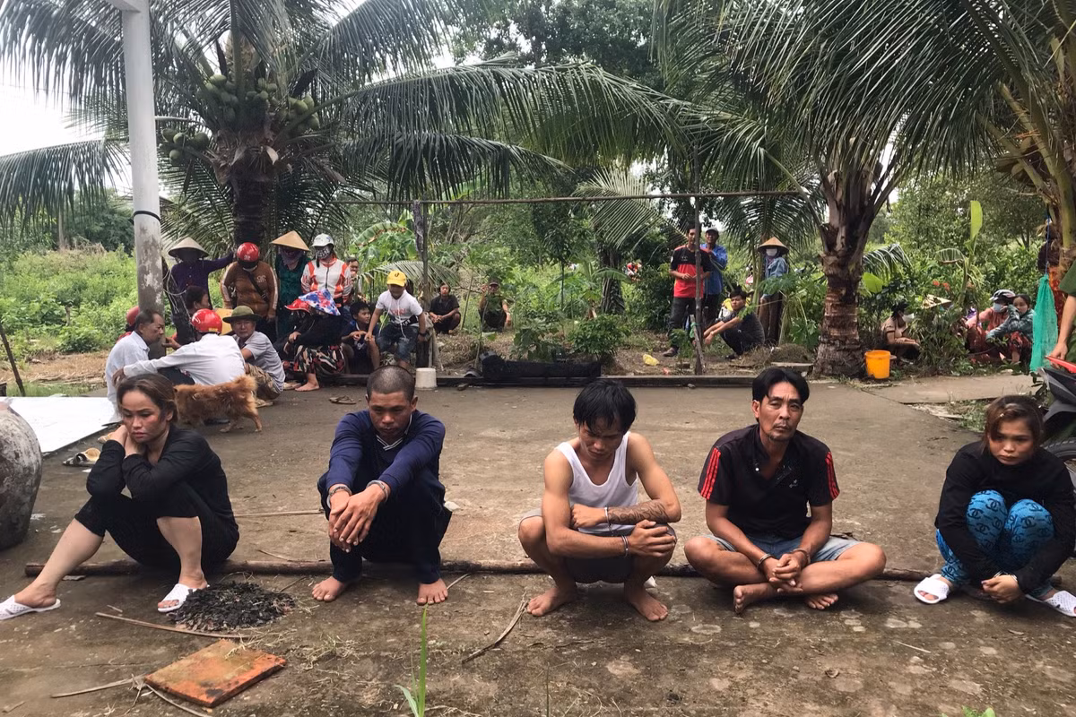 Ca Mau: Bat tam giam 5 nguoi cung nha ru nhau di cuop