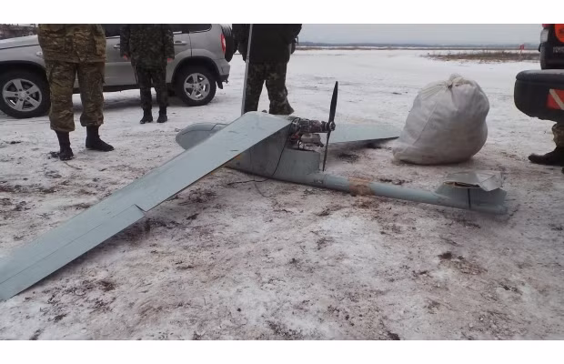 Những binh sĩ Ukraine nhanh chóng tới địa điểm rơi của chiếc máy bay trinh sát này.