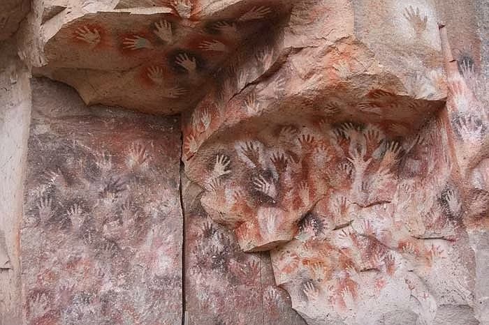 Nó được người dân địa phương gọi là "Cuave de las Manos" có nghĩa là "hang động của những bàn tay". Người dân còn đồn rằng đó là bàn tay của quỷ dữ.