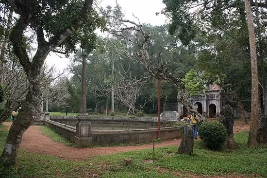 Hồ bán nguyệt nhìn bao quát.