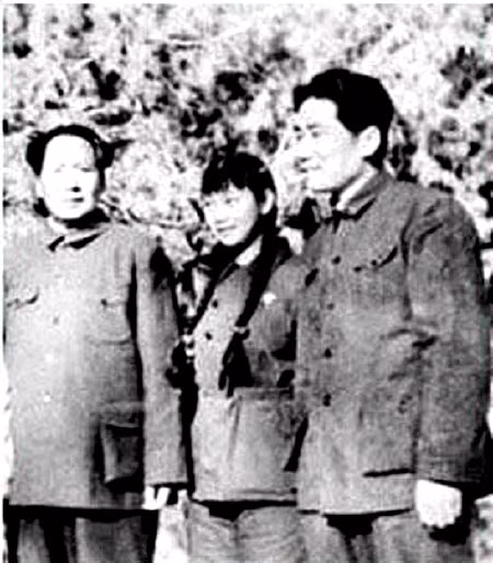 Mao Trạch Đông (trái) và vợ chồng Mao Ngạn Anh.