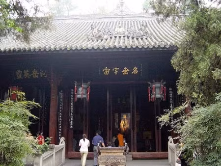 Trên đất Trung Hoa, rất nhiều nơi đã lập đền thờ Vũ Hầu để tưởng nhớ Gia Cát Lượng, trong đó nổi tiếng nhất là đền thờ ở huyện Miễn, dưới chân núi Định Quân, sau đó đến miếu Vũ Hầu ở Thành Đô, miếu Vũ Hầu ở thành Bạch Đế, huyện Phụng Tiết, Trùng Khánh, v.v…Ảnh: Đền thờ Gia Cát Lượng ở Thành Đô.