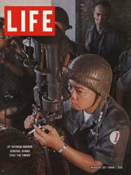 "Tướng Nguyễn Khánh ở biên giới Việt Nam". Số ra ngày 21-8-1964.