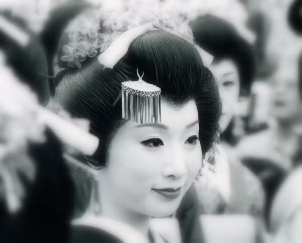 Để giữ cho thân thể của mình được hoàn hảo, Geisha đã dùng những loại mặt nạ bôi khác nhau và các hợp chất làm mịn từ đất sét, dầu thực vật và muối biển.