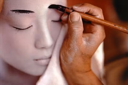 Vì thế, các Geisha đã vẽ lông mày hình vòng cung và tô đen thật đậm.