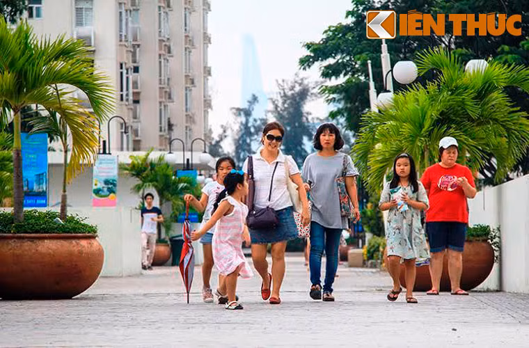 Mỗi khi chiều về, khu vực đi bộ dưới chung cư Sky Garden lại có nhiều gia đình người HQ gặp nhau trò chuyện...