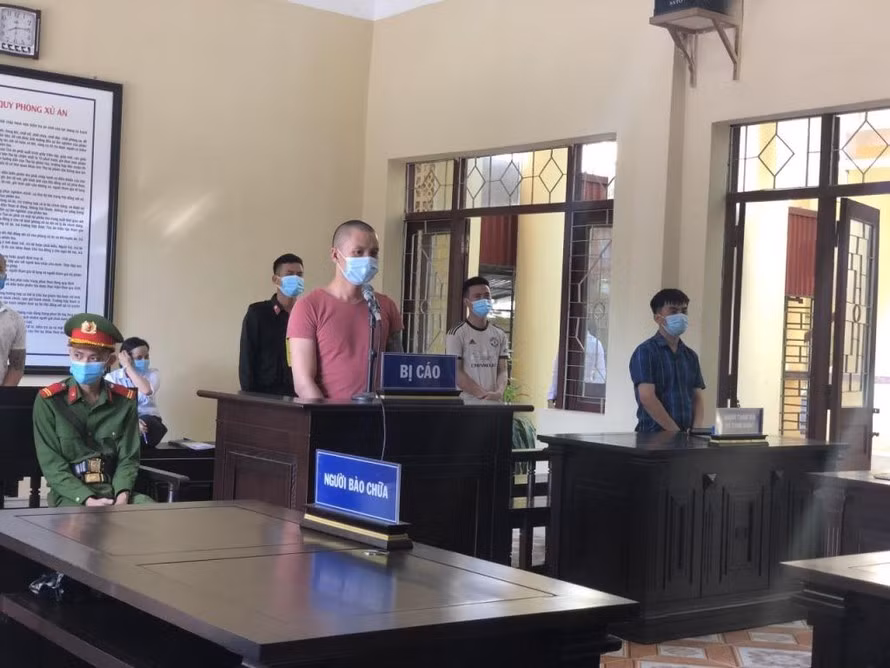  Thông chốt COVID-19, đánh tổ công tác, lĩnh 2 năm 6 tháng tù: Ngày 21/5, Lương Văn Tiến cùng 5 người khác đến nhà người quen chơi. Khi tới chốt COVID-19 bị yêu cầu quay lại, Tiến đã đấm thành viên tổ kiểm soát dịch, và cùng các đối tượng vượt chốt. Ngày 3/6, Tiến bị tuyên 2 năm 6 tháng tù về tội Chống người thi hành công vụ.