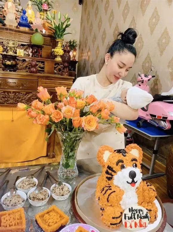 Vợ Lê Dương Bảo Lâm ôm con khóc lúc nửa đêm ảnh 5