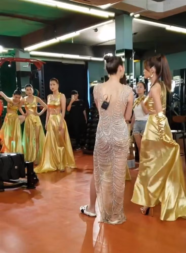 Luong Thuy Linh dep le van vuot thi sinh hoa hau guoc 15 phan