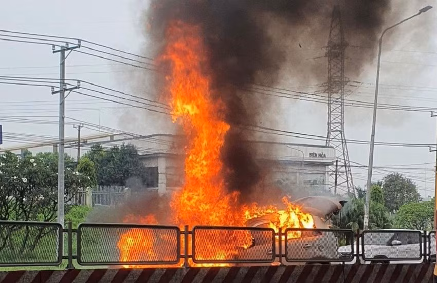 CLIP: Đang chạy qua TP Biên Hòa, ôtô 7 chỗ bất ngờ bùng lửa CLIP: Dang chay qua TP Bien Hoa, oto 7 cho bat ngo bung lua